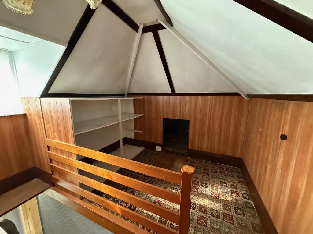 Lot: 115 - BUNGALOW FOR RENOVATION - loft room with stairs